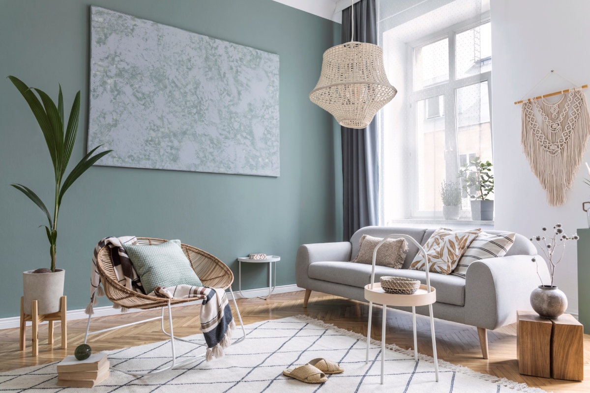 Salon moderne et lumineux avec décoration scandinave et plantes vertes